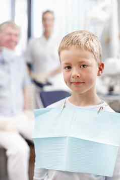微笑男孩牙医办公室肖像可爱的年轻的男孩微笑医生背景