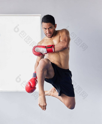 泰拳泰国跳健身男人。踢拳击培训武术艺术体育战斗行动锻炼能源运动员拳击手套综合格斗冠军锻炼dojo健身房