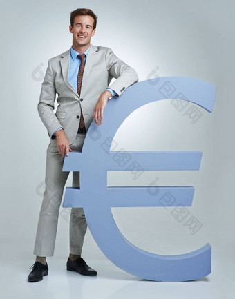 站强大的欧元肖像年轻的商人站与欧元货币象征