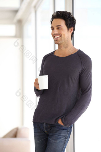 开始日常杯咖啡英俊的年轻的男人。放松首页杯咖啡