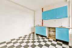 厨房蓝色的橱柜网纹地板