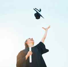 女人庆祝毕业他蓝色的天空成功成就目标大学证书大学文凭教育动机兴奋研究生毕业帽空气
