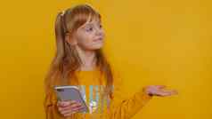 孩子女孩孩子智能手机显示拇指积极的反馈建议无线网络连接