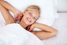 享受影响好晚上休息大倾角视图年轻的女人说谎床上微笑相机