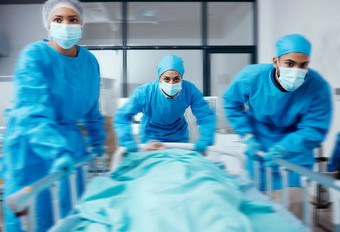 手术团队床上冲医院医疗保健病人紧急忙医疗工作人员医生生病的人面具护士准备好了过程健康健康治疗治愈