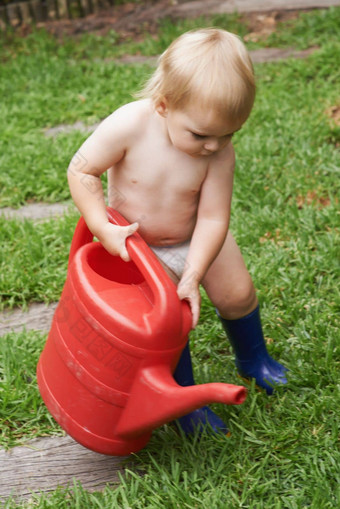 好奇的自然作品可爱的婴儿男孩浇水花园