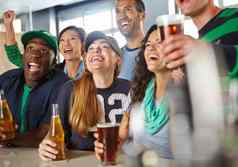 集团朋友欢呼最喜欢的体育团队酒吧