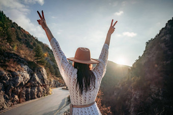 旅行者女人棕色（的）他白色毛衣令人惊异的山森林旅游热旅行概念<strong>大气史诗</strong>时刻