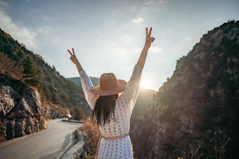 旅行者女人棕色（的）他白色毛衣令人惊异的山森林旅游热旅行概念<strong>大气史诗</strong>时刻