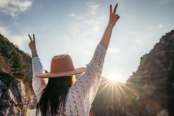 旅行者女人棕色（的）他白色毛衣令人惊异的山森林旅游热旅行概念<strong>大气史诗</strong>时刻