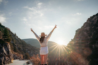 旅行者女人棕色（的）他白色毛衣令人惊异的山森林旅游热旅行概念<strong>大气史诗</strong>时刻