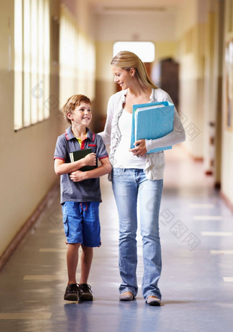 最喜欢的老师老师年轻的男孩走走廊