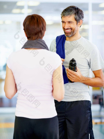 夫妇健身房肖像男人。女人交谈健身中心
