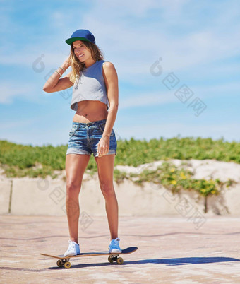 滑<strong>冰夏</strong>天年轻的女人海滩滑板