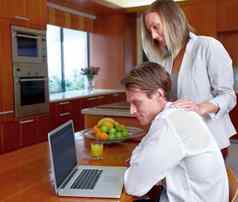 捕捉当前的事务厨房年轻的夫妇浏览互联网移动PC厨房