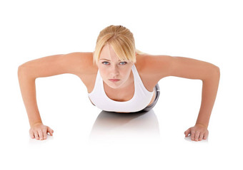 <strong>爽肤水</strong>身体重量练习肖像确定年轻的女人俯卧撑白色背景