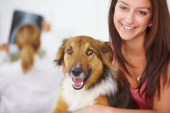 宠物健康的肖像快乐女人持有快乐犬类