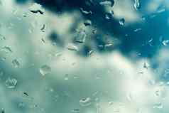 水滴玻璃蓝色的天空多雨的季节概念窗口视图背景屏幕保护程序