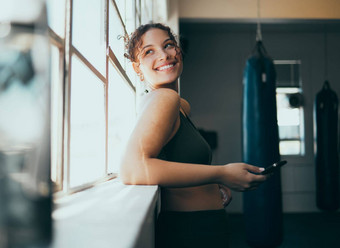 窗口智能手机女人健身房微笑在线培训时间表动机成就快乐女运动员女孩手机打破连接网站健康