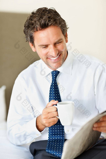 咖啡<strong>报纸</strong>聪明的微笑业务男人。持有杯咖啡阅读<strong>报纸</strong>