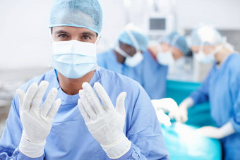 倾斜手肖像外科手术医生持有手穿手套执行手术