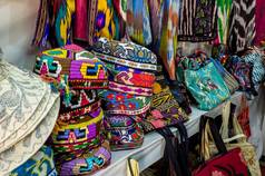 无边便帽图布雷卡很多针织少数民族帽子无檐便帽计数器商店商店乌兹别克斯坦传统的国家乌兹别克头饰服装衣服工艺品Tubeteyka