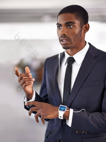 装备现代业务裁剪视图年轻的商人穿智能手表数字接口屏幕内容设计受版权保护