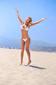海太阳夏天有趣的华丽的年轻的金发女郎女人享受夏天海滩