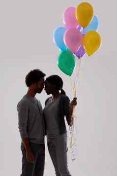 耽黑暗工作室拍摄浪漫的夫妇持有群气球