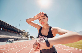 女人累了聪明的看检查运行跟踪健身锻炼培训冲刺<strong>马拉松</strong>培训挑战比<strong>赛事</strong>件压力出汗疲惫体育跑步者速度时间科技