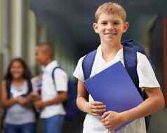 他勤奋的学生肖像快乐学校男孩站走廊朋友背景