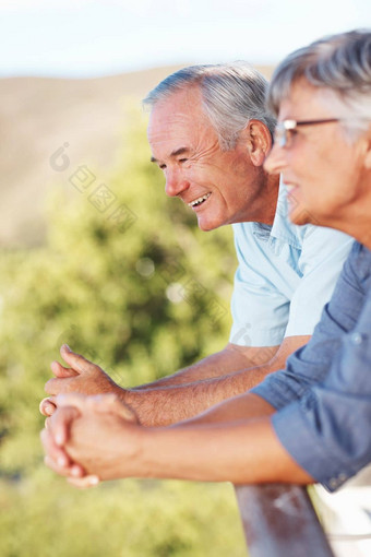 成熟的夫妇享受视图阳台快乐成熟的夫妇微笑享受视图阳台