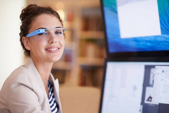 技术更聪明的肖像年轻的女人穿聪明的眼镜工作双屏<strong>手机电</strong>脑