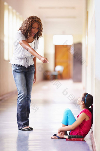 责骂坏行为老师责骂年轻的女孩走廊