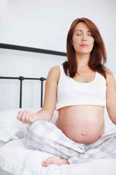 消除消极压力怀孕怀孕了女人冥想床上Copyspace