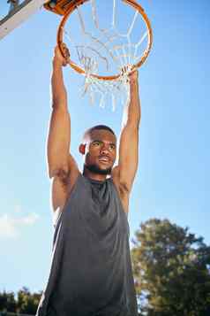 篮球体育黑色的男人。挂希望游戏夏天能源行动非洲运动员思考篮球法院动机承诺户外城市体育运动