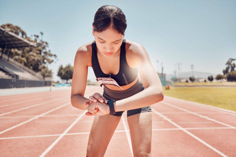 健身智能手表女人跑步者检查数字应用程序培训运行马拉松锻炼体育体育场跟踪健康黑色的女人时间监控健康马拉松锻炼