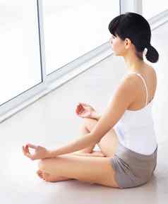 冥想发现和平年轻的女人冥想坐着在室内