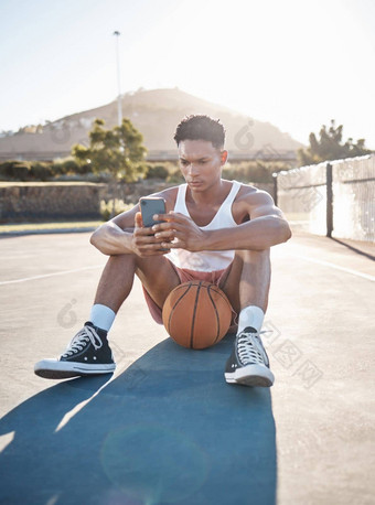 电话健身篮球男人。放松打字培训结果移动应用程序游戏阅读博客更新篮球球员青少年地面智能<strong>手机电</strong>话社会媒体
