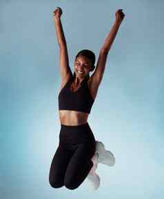 庆祝活动成功女人兴奋健身健身房健康蓝色的模型工作室背景快乐微笑女孩运动员健康能源动机锻炼锻炼