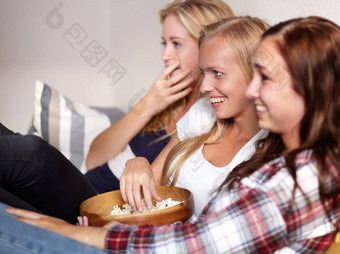 爆米花电影年轻的朋友享受碗爆米花看电影