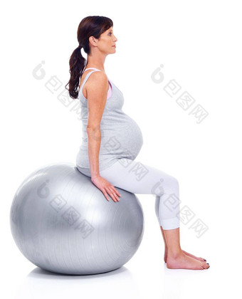 普拉提怀孕怀孕了妈妈。坐着普拉提球