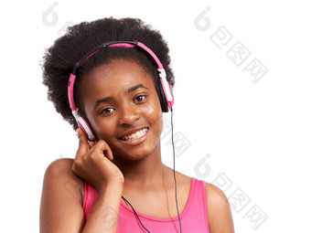 爱清单音乐工作室肖像年轻的非洲美国女孩听音乐耳机孤立的白色