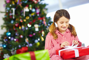 女孩开放礼物盒子圣诞节家庭首页兴奋快乐假期精神庆祝活动现在年轻的孩子礼物幸福节日情绪传统庆祝