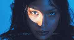 美化妆品肖像模型光反射脸工作室关注的焦点护肤品年轻的女人波多黎各rico自然皮肤孤立的蓝色的背景
