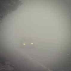 汽车雾交通路冬天坏天气危险开车汽车