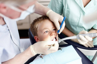 牙科卫生肖像牙医清洁牙齿年轻的病人健康的牙齿