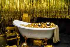 浴缸完整的金球古董明亮的浴室装饰节日金球一年圣诞节浴室室内