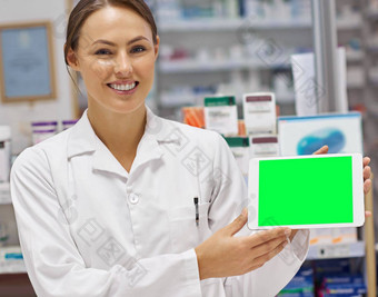 把药物治疗焦点肖像有吸引力的药剂师持有空白数字平板电脑显示