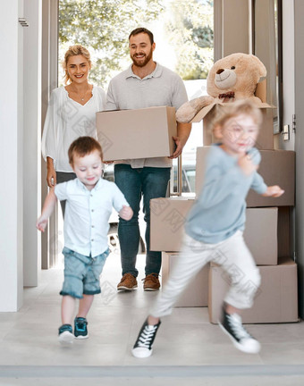 快乐家庭移动房子兴奋孩子们运行房子家庭携带盒子移动房子快乐高加索人家庭走购买财产